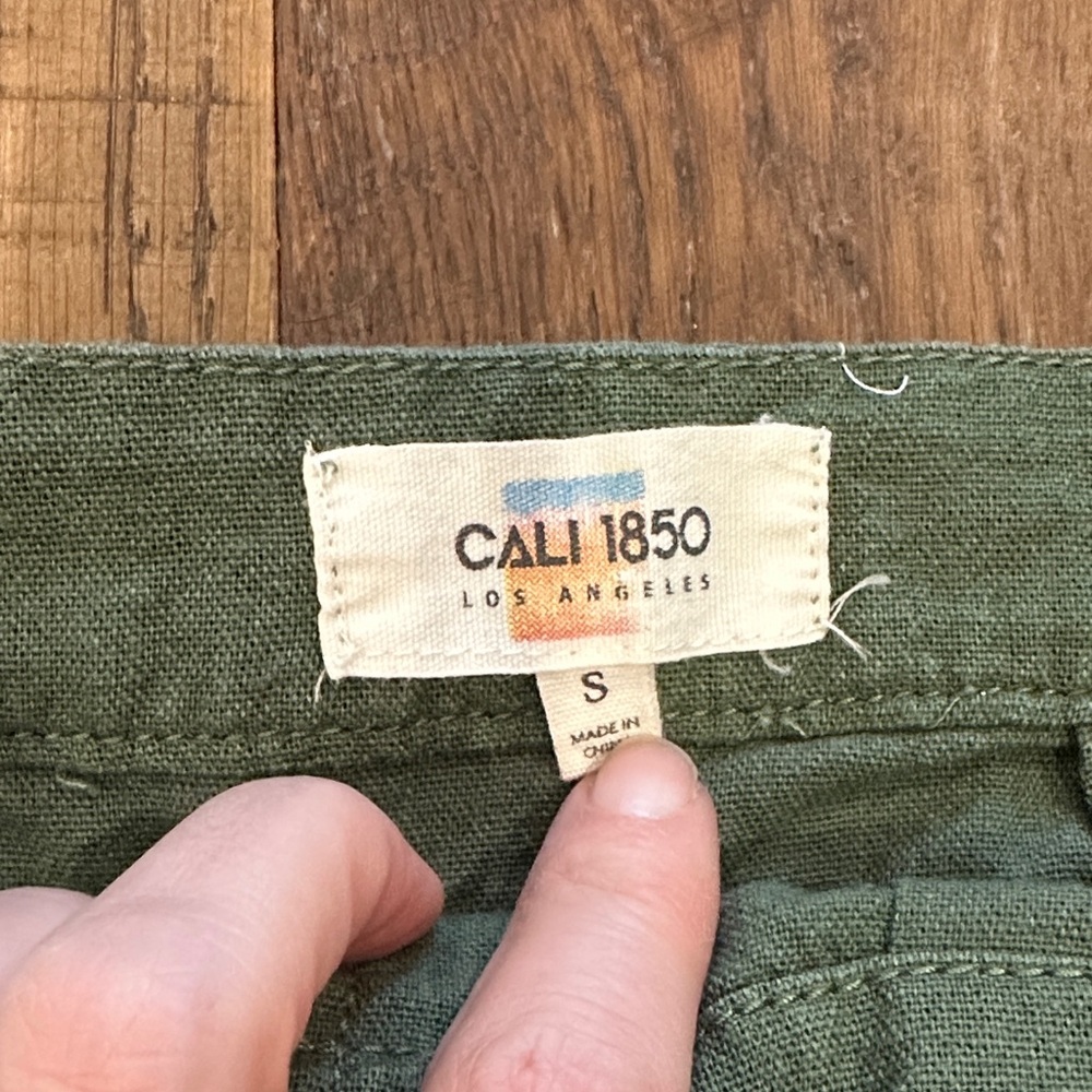 Elegant Button-Front Midi Skirt in Forest Green - Picture 2 of 5